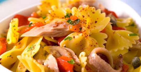 Салат с фарфалле, тунцом и анчоусами