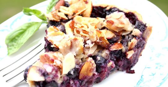 Пирог с творогом и черной смородиной