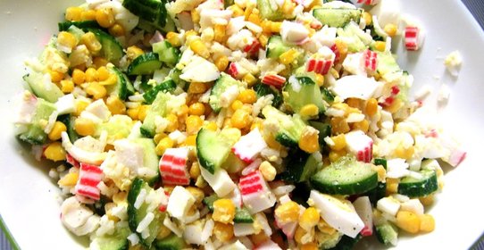 Классический крабовый салат с огурцом