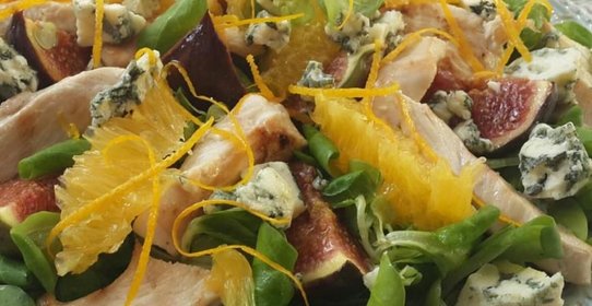 Зеленый салат с курицей и инжиром