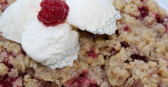 Овсяный пирог с яблоками и малиной