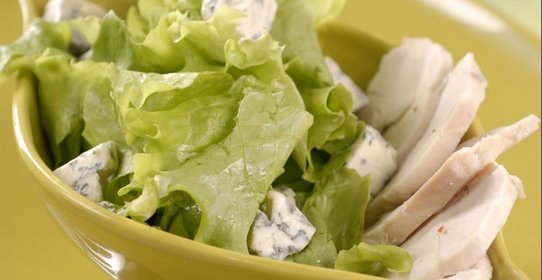 Зеленый салат с курицей и голубым сыром