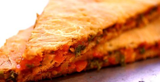 Пирог с томатами, луком и кинзой