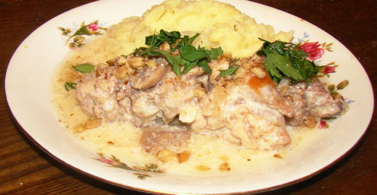 Кролик в сметане с грецкими орехами