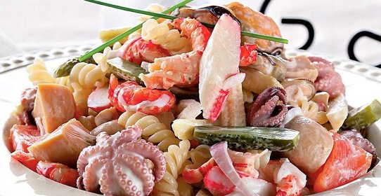 Салат из фузилли с морепродуктами