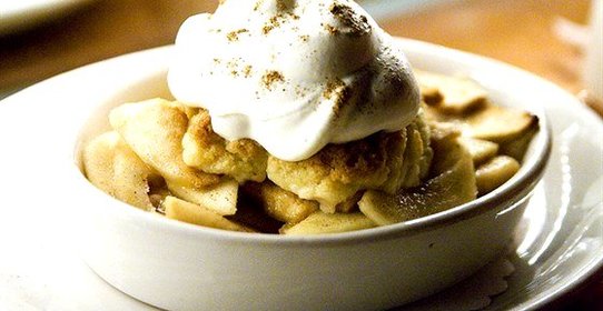 Коблер с яблоками, айвой и ромовым изюмом