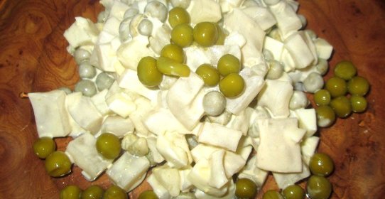 Салат с кальмарами и зеленым горошком