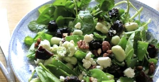 Салат с орехами и черносливом