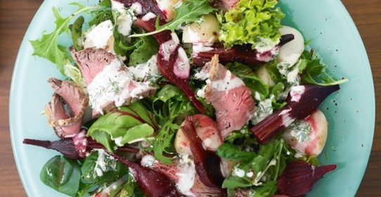 Салат из копченой говядины, картофеля и свеклы