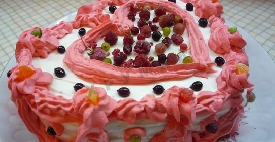 Бисквитный торт с творожным кремом и лесными ягодами