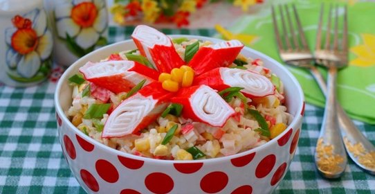 Рисовый салат с крабовыми палочками