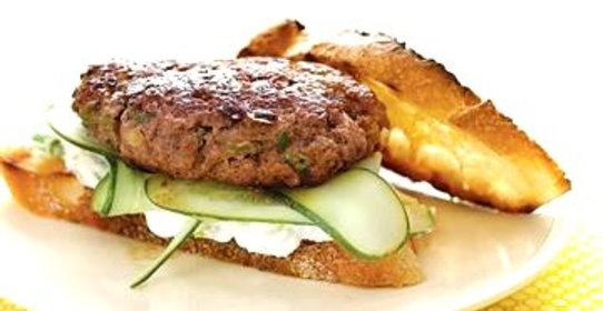 Бургер с бараниной, огурцом и соусом