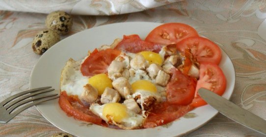 Глазунья из перепелиных яиц с курицей и помидорами