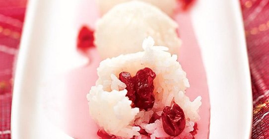 Рисовые шарики с вишней