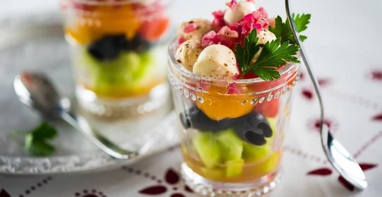 Греческий салат с моцареллой