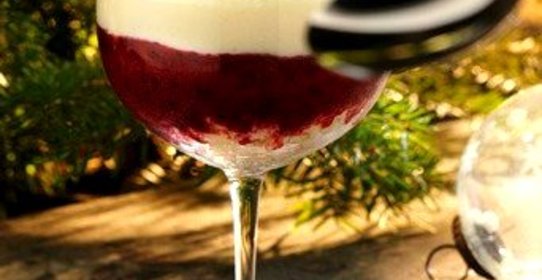 Трайфл с бананами, ягодами и сыром маскарпоне