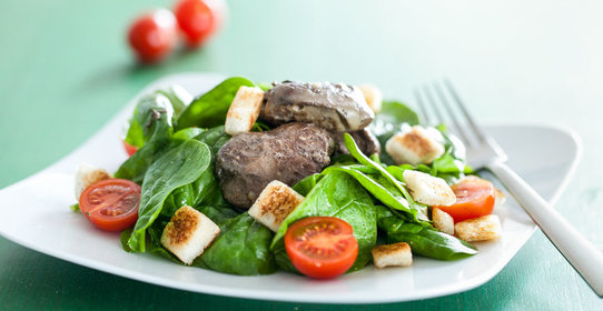 Салат из куриной печенки со шпинатом