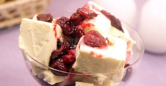 Мороженое с вишней