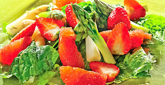 Салат из спаржи с клубникой