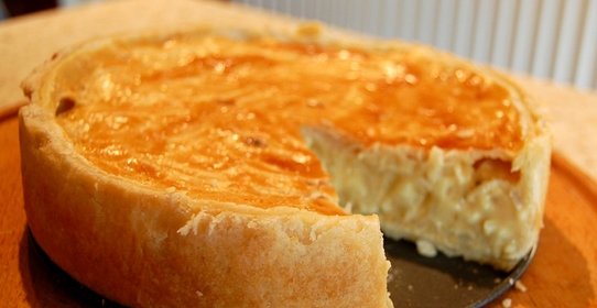 Луковый пирог с плавлеными сырками