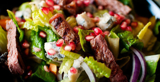 Салат из мяса с луком и зернами граната