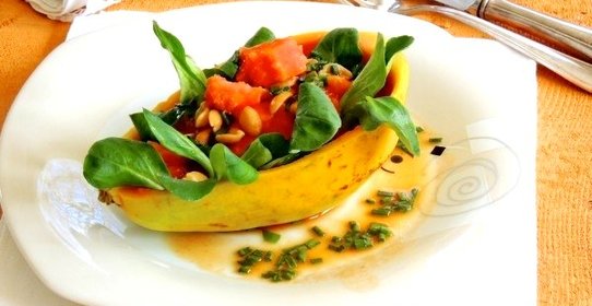 Салат из папайи с арахисом