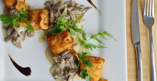 Бефстроганов с картофельными кубами и чипсами из шампиньонов