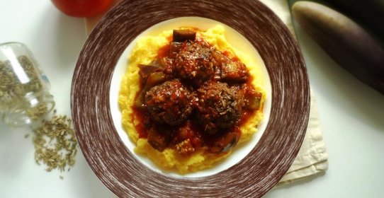 Тефтели с баклажанным соусом и полентой