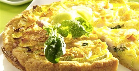 Открытый пирог с сыром и луком-пореем