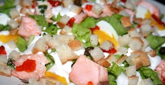 Салат из лосося горячего копчения