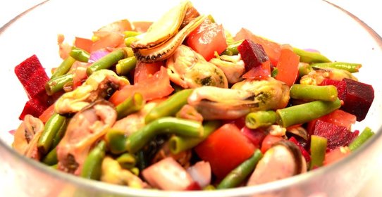 Овощной салат с мясом мидий