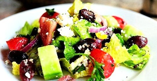 Греческий салат с базиликом