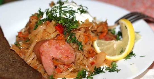 Капуста с сардельками в мультиварке