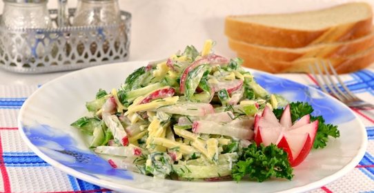 Салат из свежих огурцов с редисом и сыром