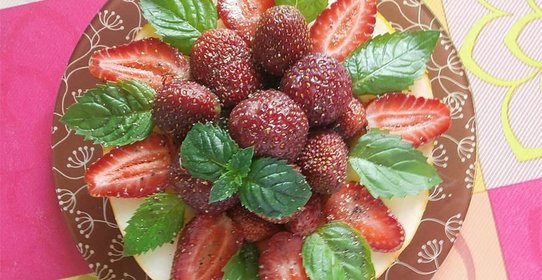 Легкий летний салат с дыней, клубникой и зеленым соусом