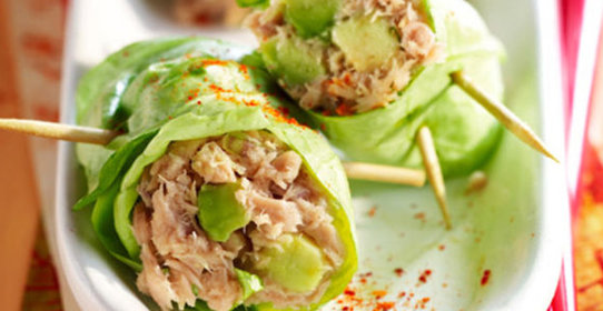 Рулетики из салата латук с тунцом и авокадо