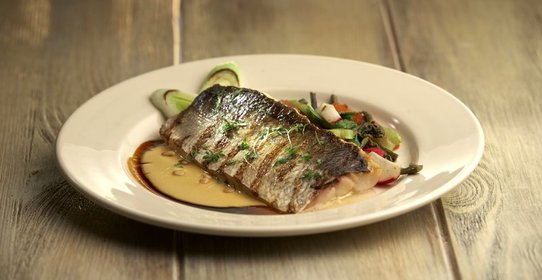 Жареное филе муксуна с теплым овощным салатом и орляком