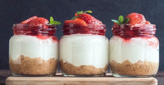 Йогуртовый десерт с клубникой и миндалем