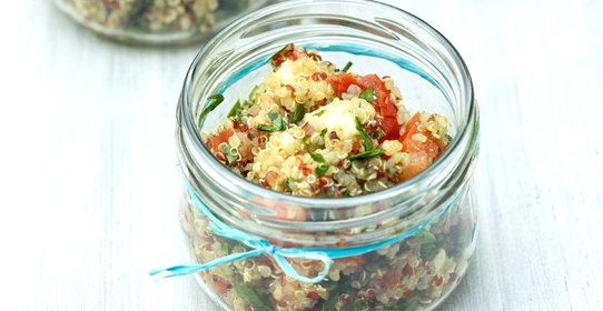 Салат из киноа, вяленых и свежих помидоров и сливочного сыра