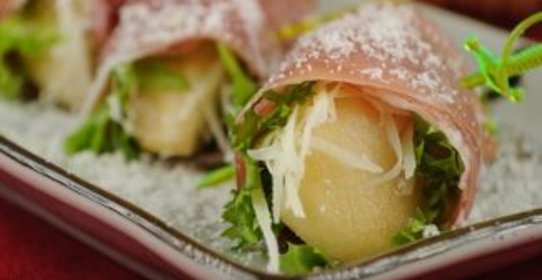 Рулетики из груш и сыровяленой ветчины