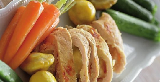 Рулетики из индейки с яблоками и молодыми овощами