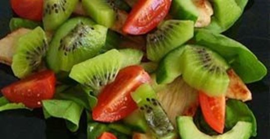 Салат с киви, курицей и овощами