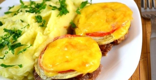 Котлеты в духовке с помидорами