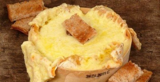 Запеченный камамбер с чесноком