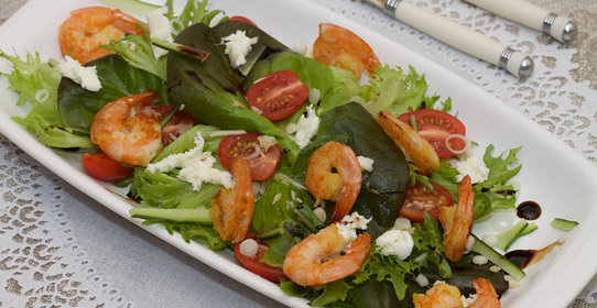 Салат из креветок и зелени