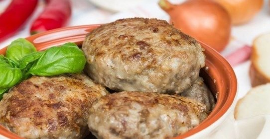 Котлеты из говядины с сыром, базиликом и каперсами