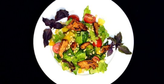 Салат с курицей и персиками