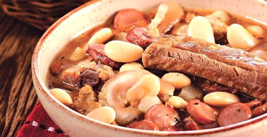 Кассуле по‑тулузски – утиная ножка с белой фасолью, сосисками и беконом