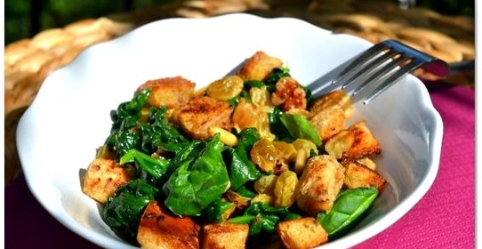 Салат из шпината, изюма и кедровых орешков