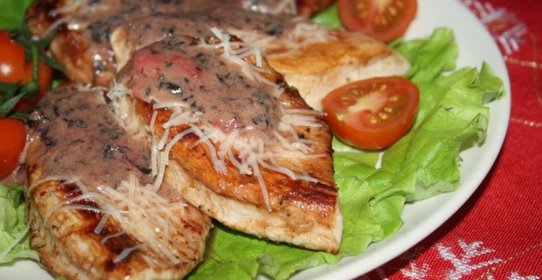 Индейка-гриль под сырно-клубничной шубой